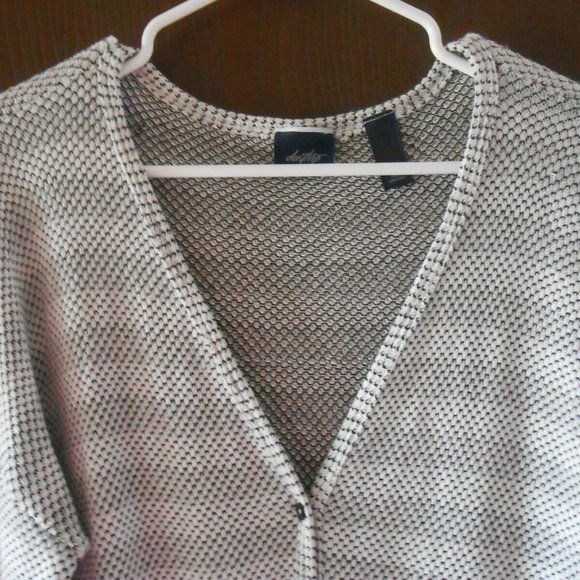 DAYTRIP BUTTON‎ FRONT TIE V-NECK SWEATER LARGE-EUC - Picture 4 of 7